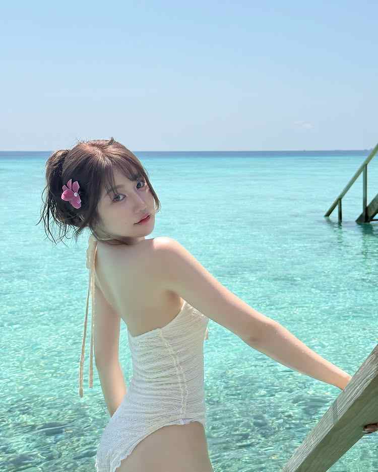 เบนซ์ ขวัญข้าว ใส่ชุดว่ายน้ำใสๆ ถ่ายรูปทะเลใส ผิวก็ขาวกระจ่างใส